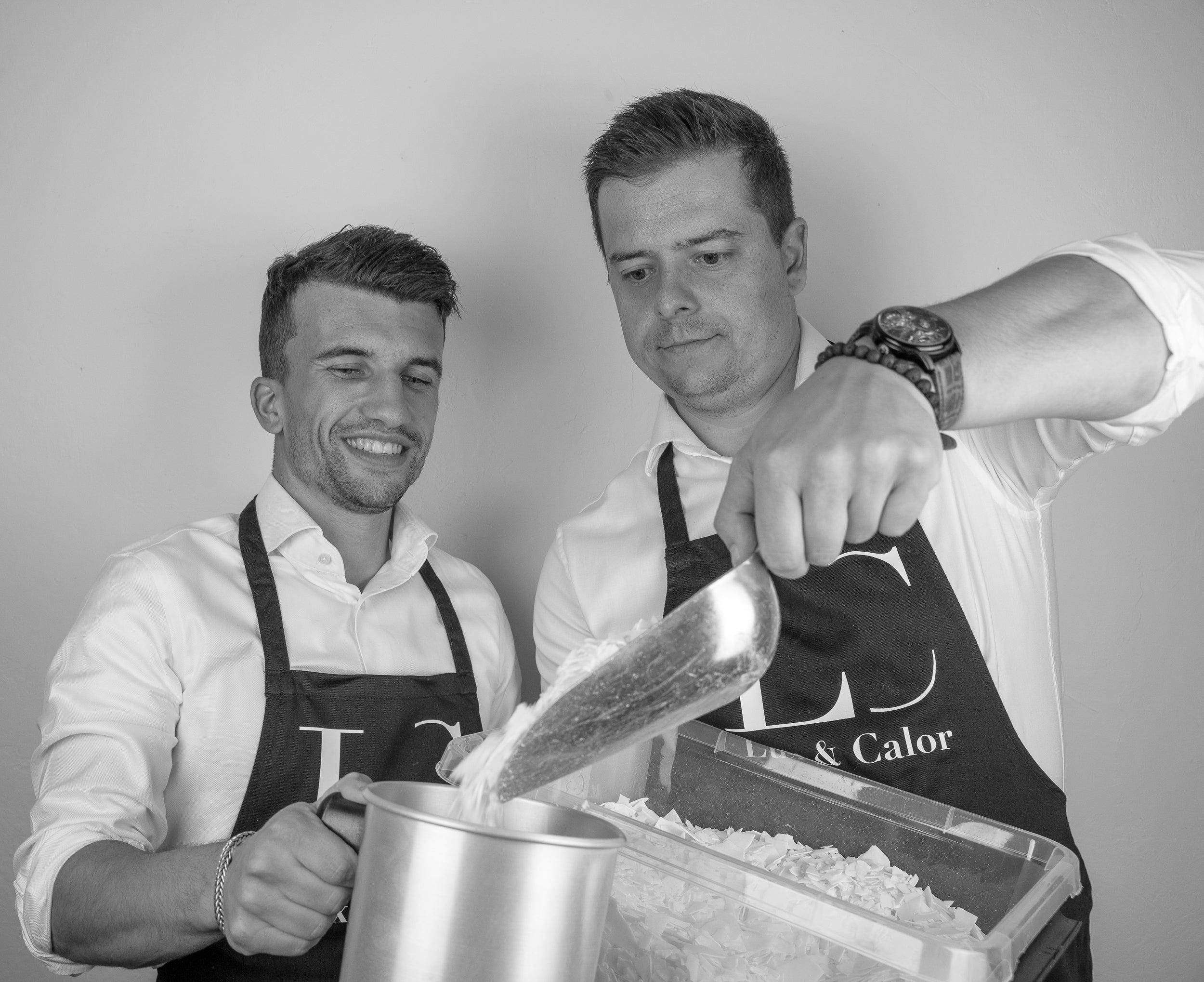 Stijn & Niek van Lux & Calor kaarsenwas vullen in jug